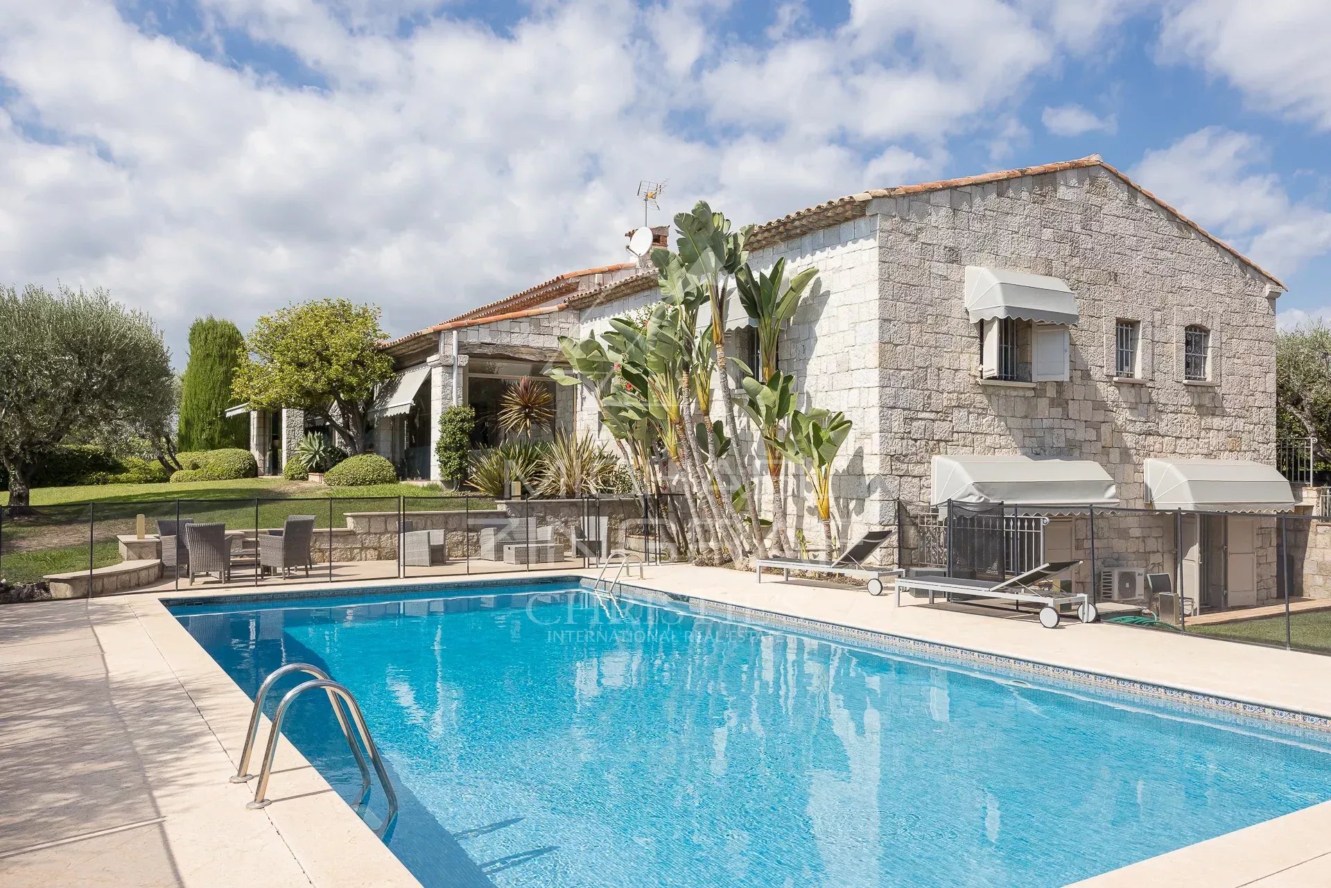 Propriété à Nice, Fabron Propriété élégante avec piscine et jardin à Nice, Fabron, sous un ciel nuageux.