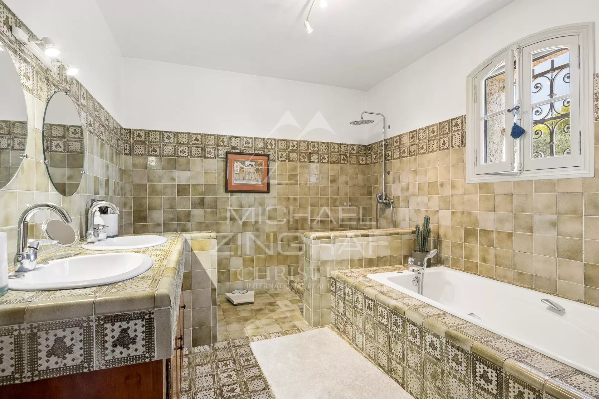 Salle de bain élégante Salle de bain spacieuse avec baignoire et double vasque, carrelage décoratif.