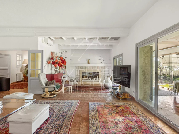 Intérieur d'une élégante propriété à Nice avec un salon spacieux et une décoration raffinée.