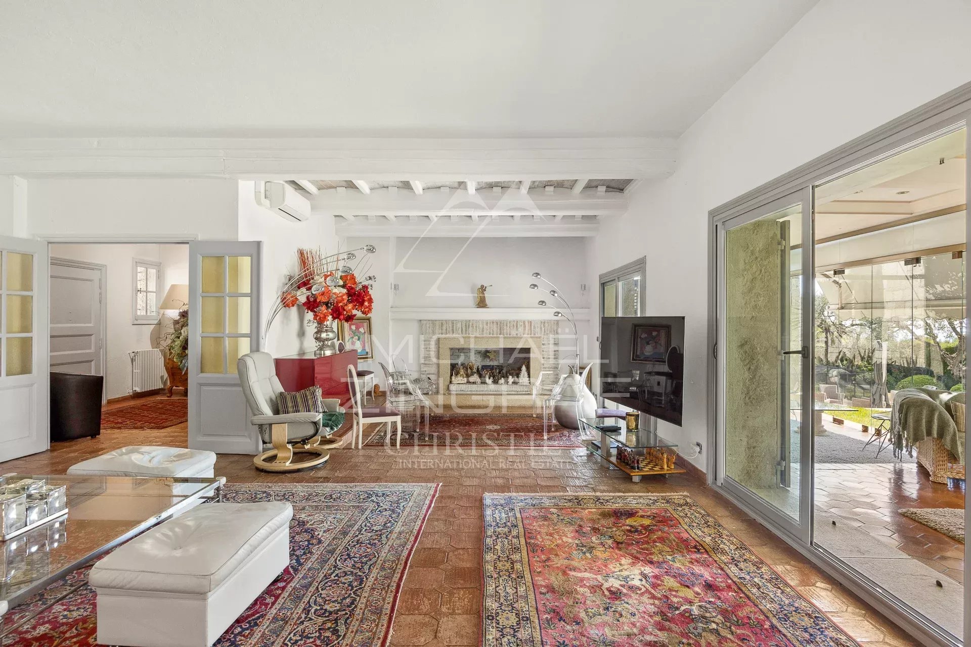 Intérieur d’une propriété à Nice Intérieur d'une élégante propriété à Nice avec un salon spacieux et une décoration raffinée.