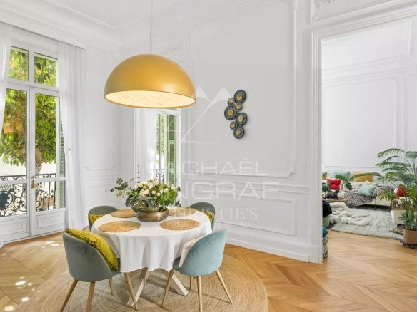 Interior of an apartment in Nice with an elegant dining room and refined decorative elements.