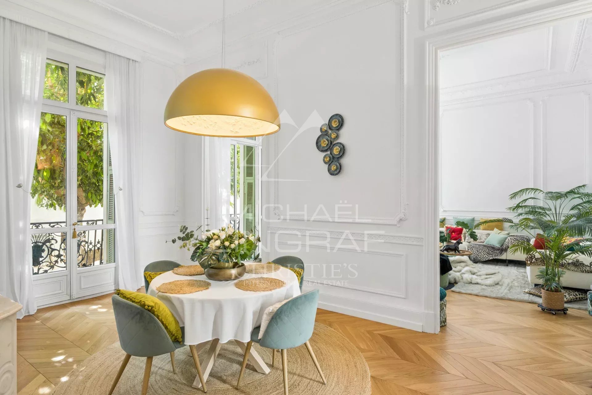 Charming apartment in Nice Interior of an apartment in Nice with an elegant dining room and refined decorative elements.