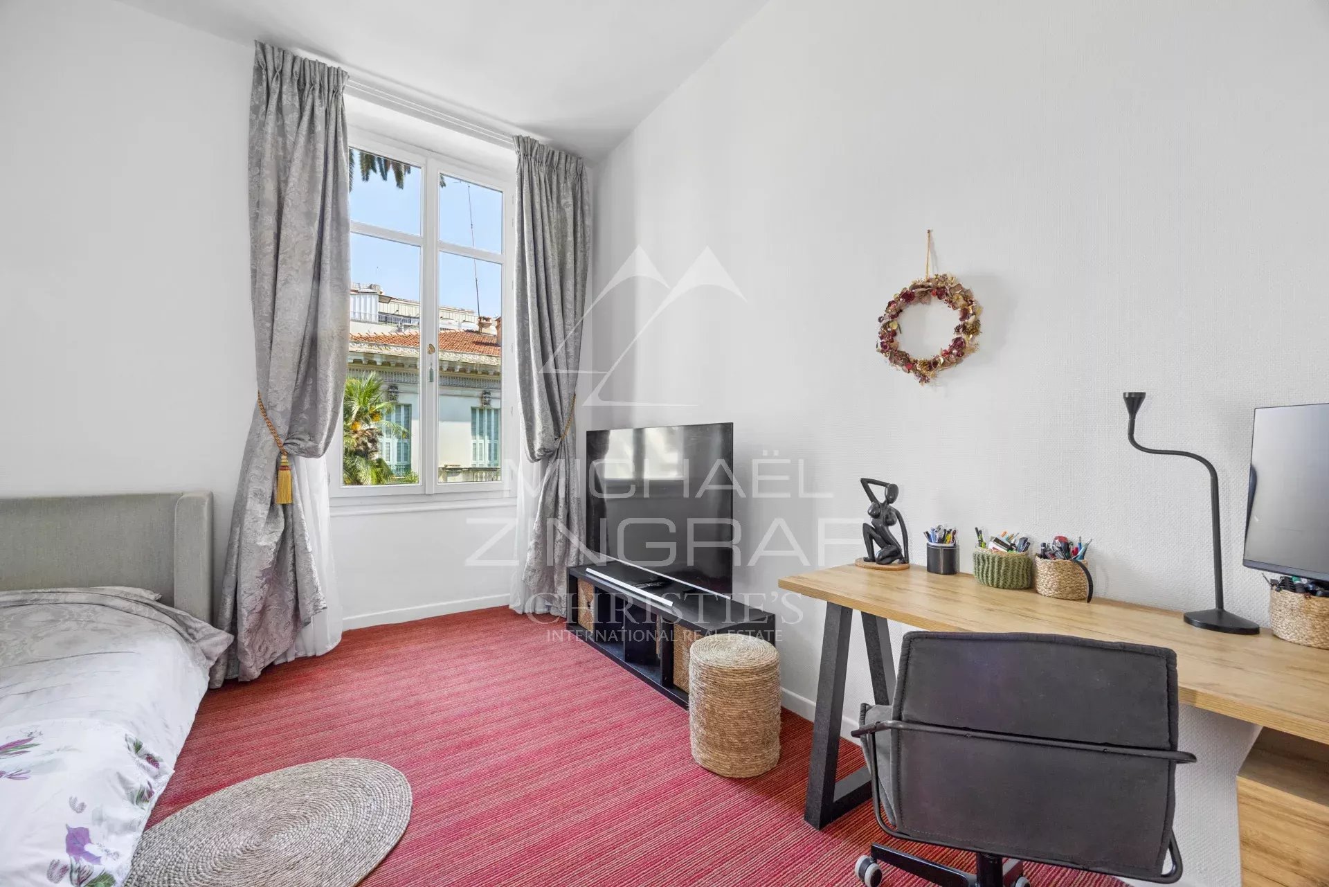 Apartment room in Nice Room in a Nice apartment with a desk, television and windows overlooking the outside.