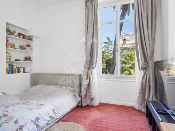 Room in a Nice apartment with bed, shelves and window overlooking the outside.