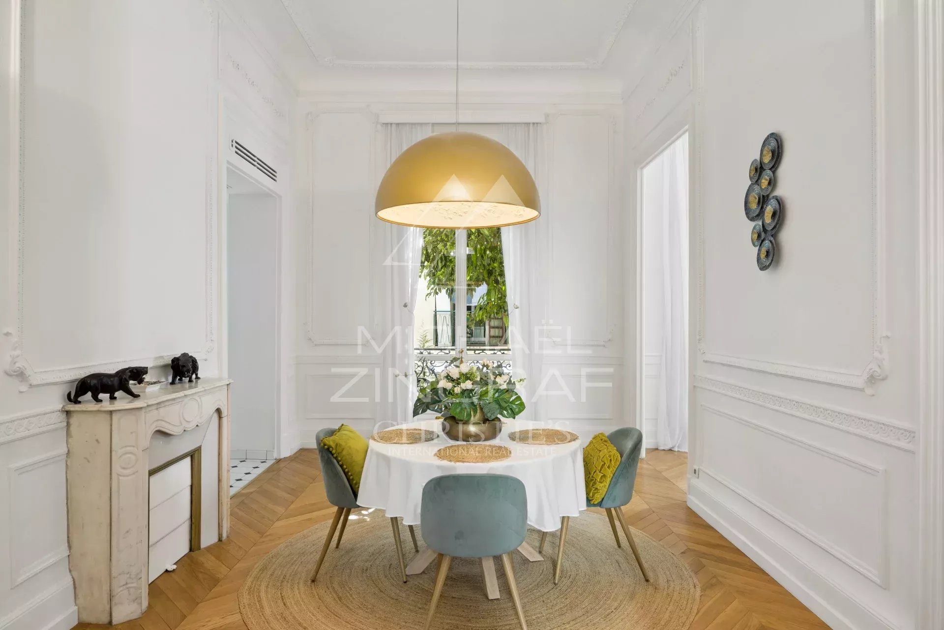 Elegant dining room in Nice Dining room of an old apartment with parquet flooring, moldings and fireplace in Nice.