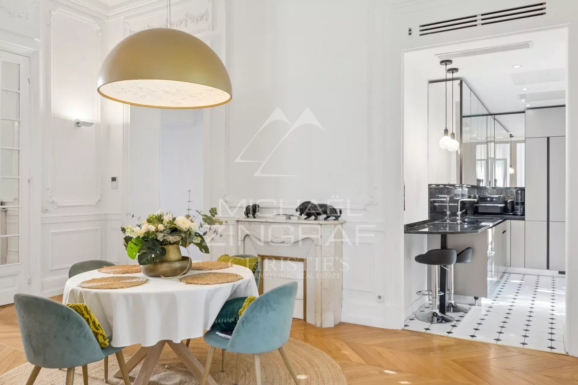 Charming apartment in Nice Dining room in an elegant apartment with a round table and open-plan kitchen, Nice