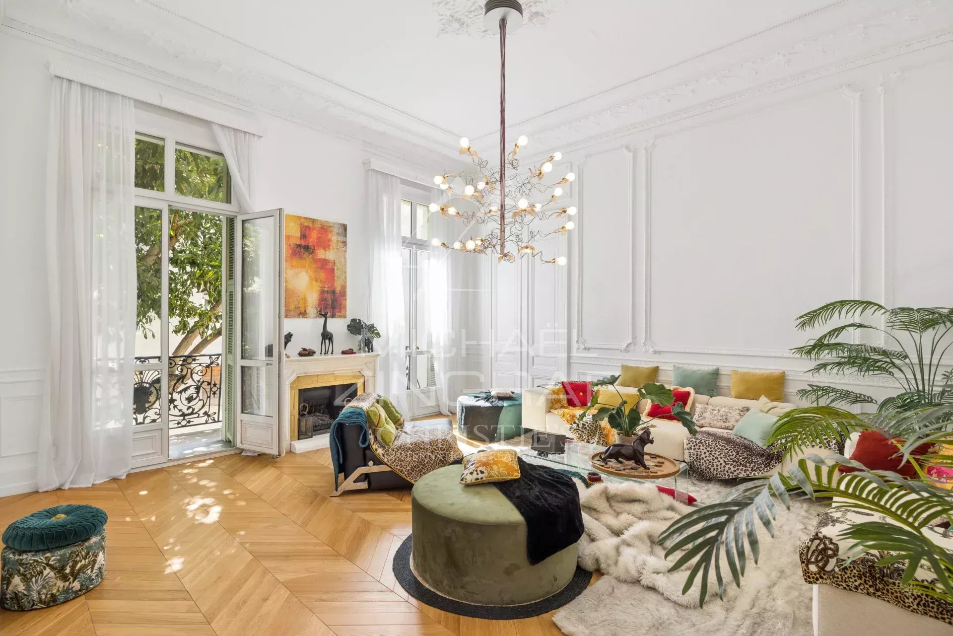Living room of an apartment in Nice Bright living room of an old apartment in Nice with parquet flooring and moldings.
