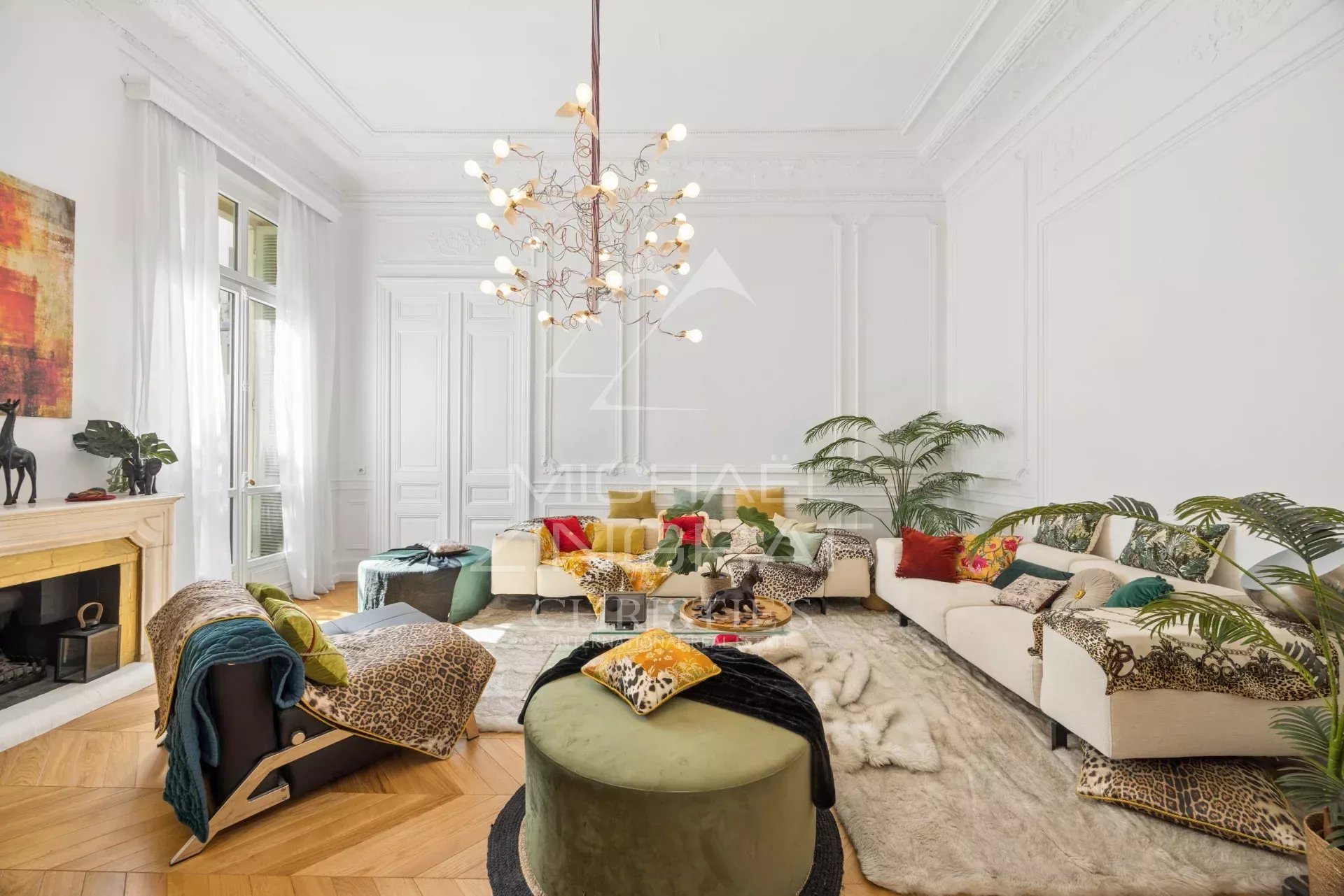 Living room of an apartment in Nice Bright living room of an old apartment in Nice with parquet flooring, moldings and fireplace.