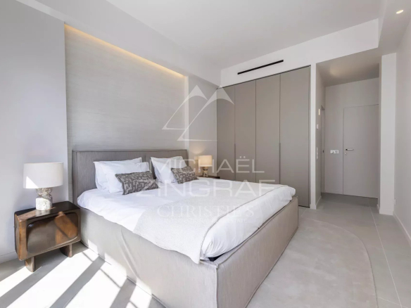 Room in a renovated apartment on Boulevard Victor Hugo in Nice, with a double bed and modern decor.
