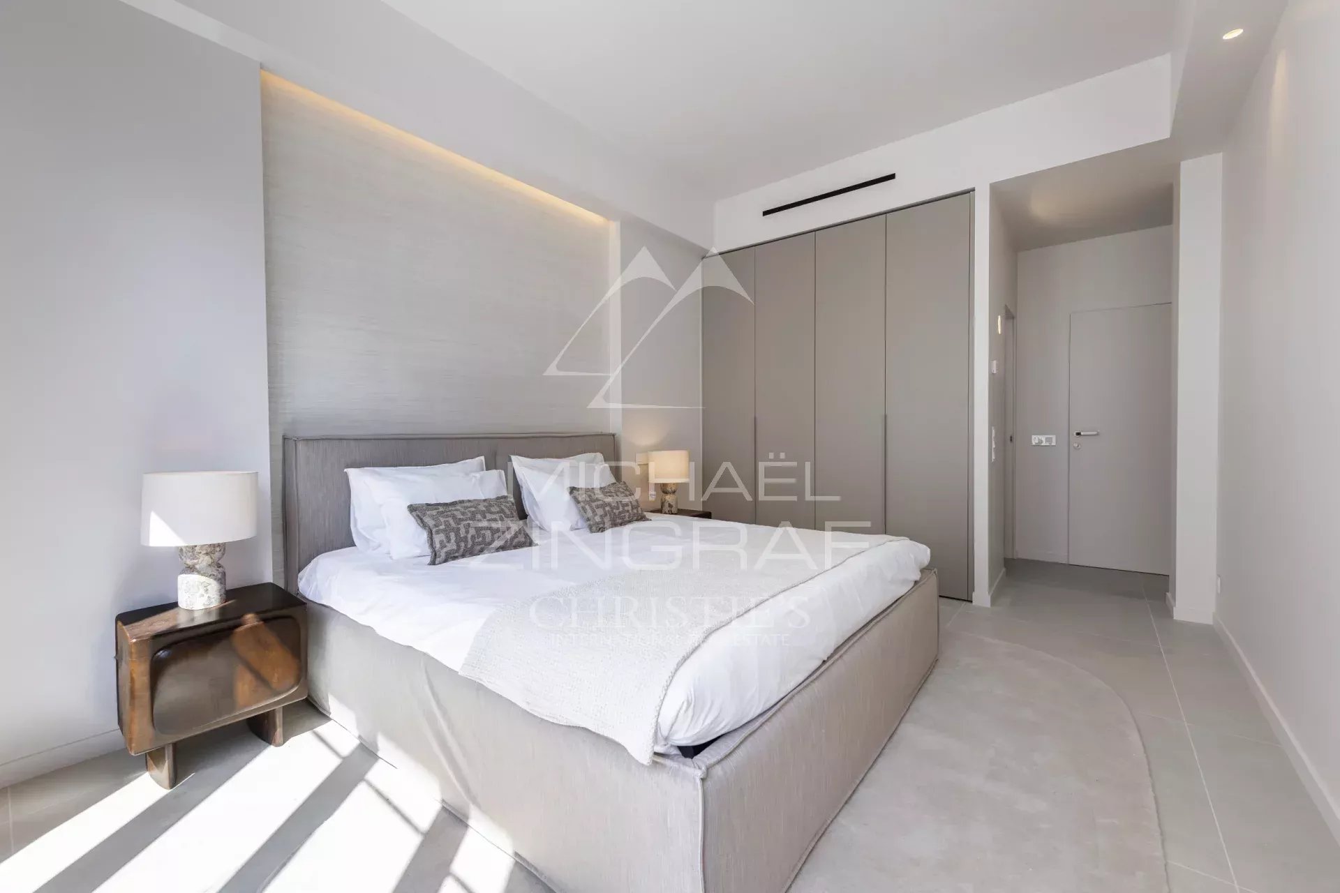 Room in a renovated apartment on Boulevard Victor Hugo in Nice, with a double bed and modern decor.
