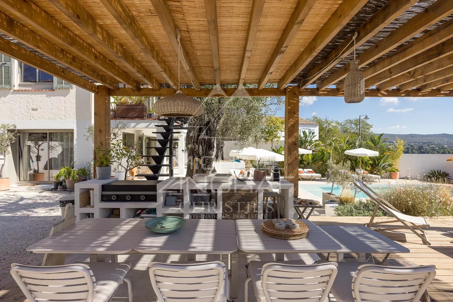 Renovated villa with swimming pool in Nice Wooden terrace with outdoor furniture and swimming pool, renovated villa in Nice.