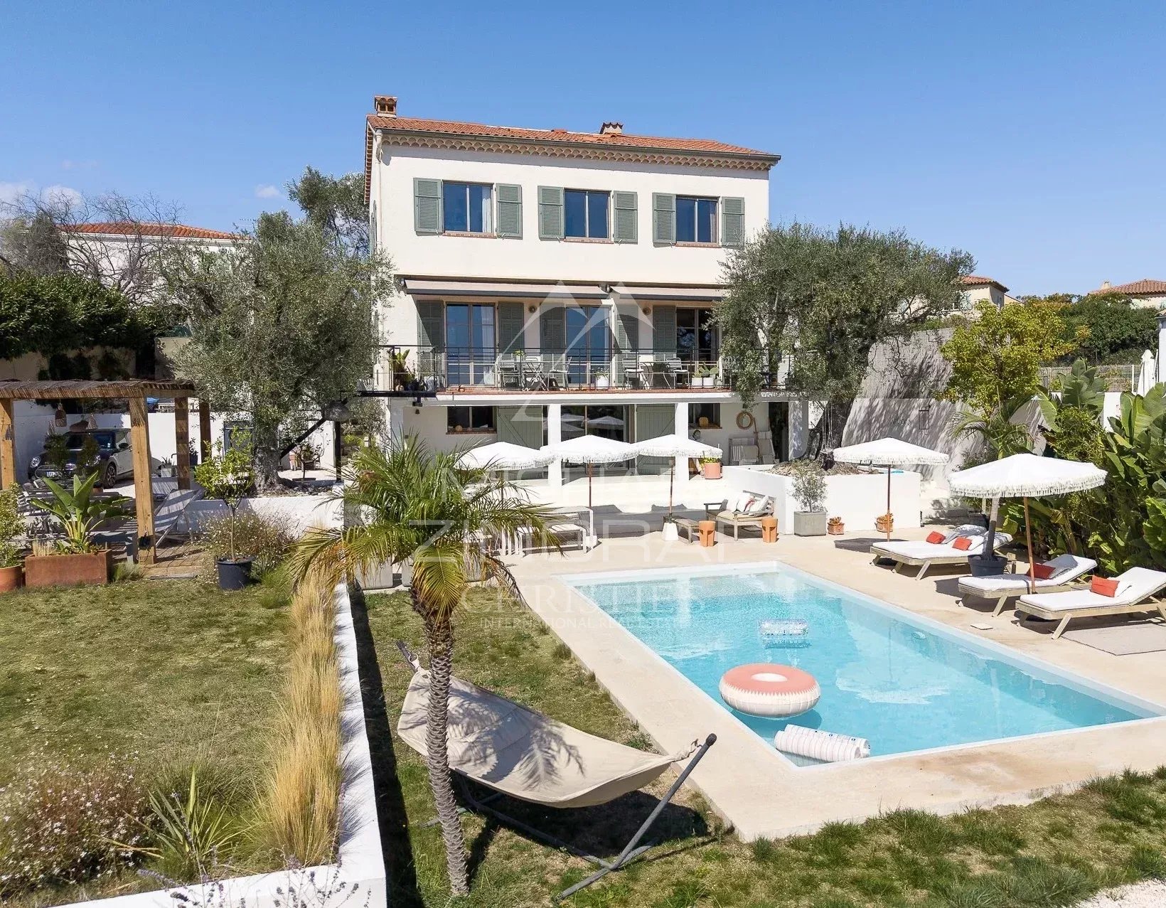 Renovated villa in Nice with swimming pool Renovated villa with swimming pool and unobstructed views in Nice, surrounded by a landscaped garden.