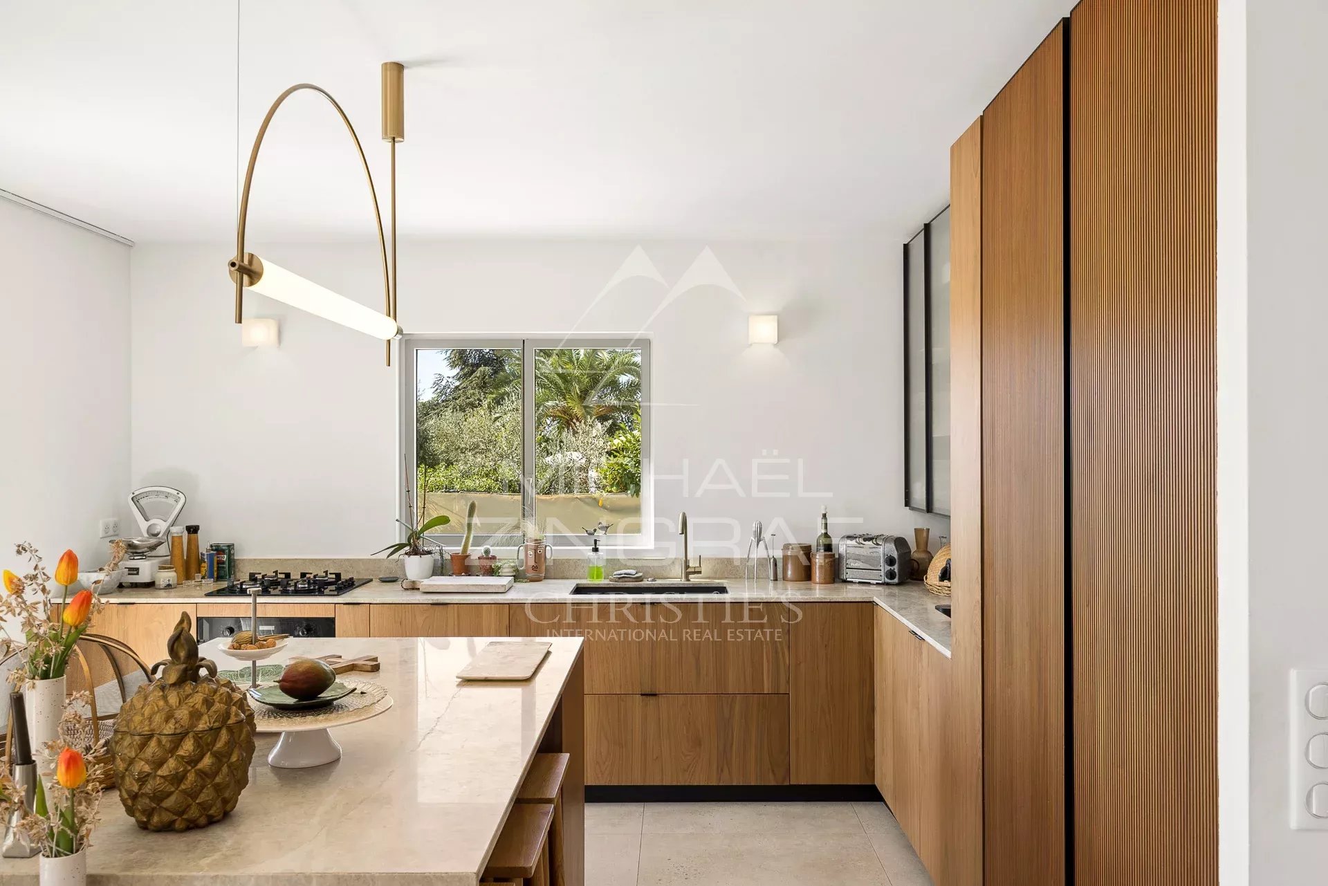 Kitchen of a renovated villa in Nice Modern and bright kitchen in a renovated villa in Nice, with wooden elements and a marble worktop.