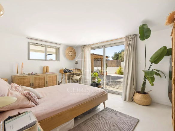 Bright room in a renovated villa in Nice, with access to the outside and modern decor.