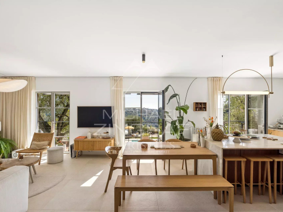 Intérieur d'une villa rénovée à Nice avec cuisine ouverte et salon lumineux.
