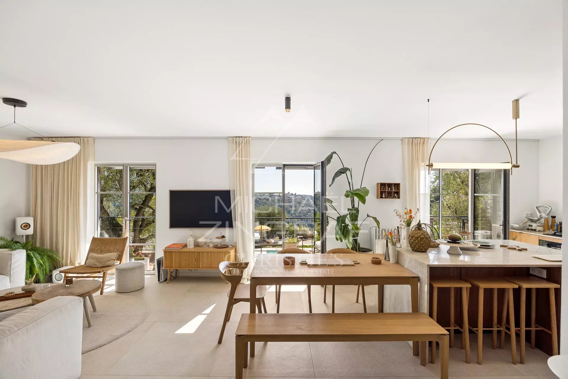 Intérieur d'une villa rénovée à Nice avec cuisine ouverte et salon lumineux.