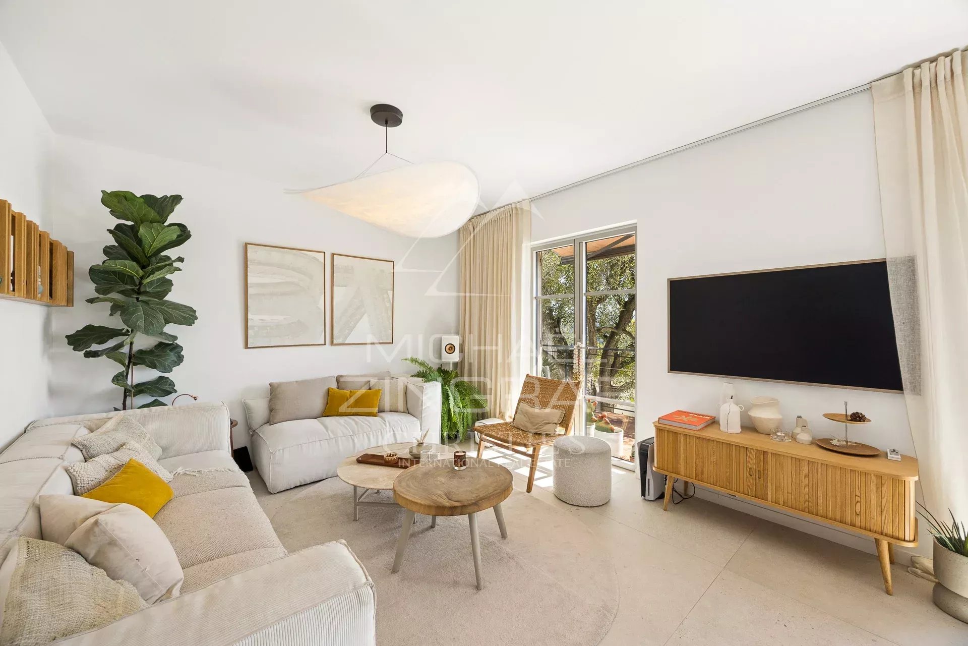 Intérieur d'une villa rénovée à Nice avec salon lumineux et décoration moderne.