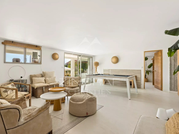 Intérieur d'une villa rénovée à Nice avec salon lumineux et mobilier moderne.