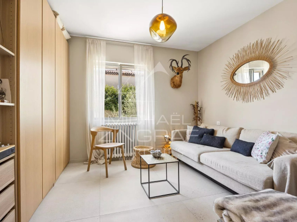 Intérieur d'une villa rénovée à Nice avec un salon lumineux et une décoration moderne.