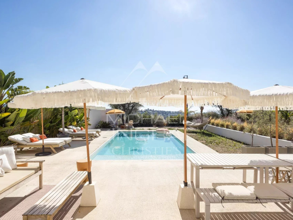 Villa rénovée avec piscine et parasols, vue dégagée sur la mer à Nice