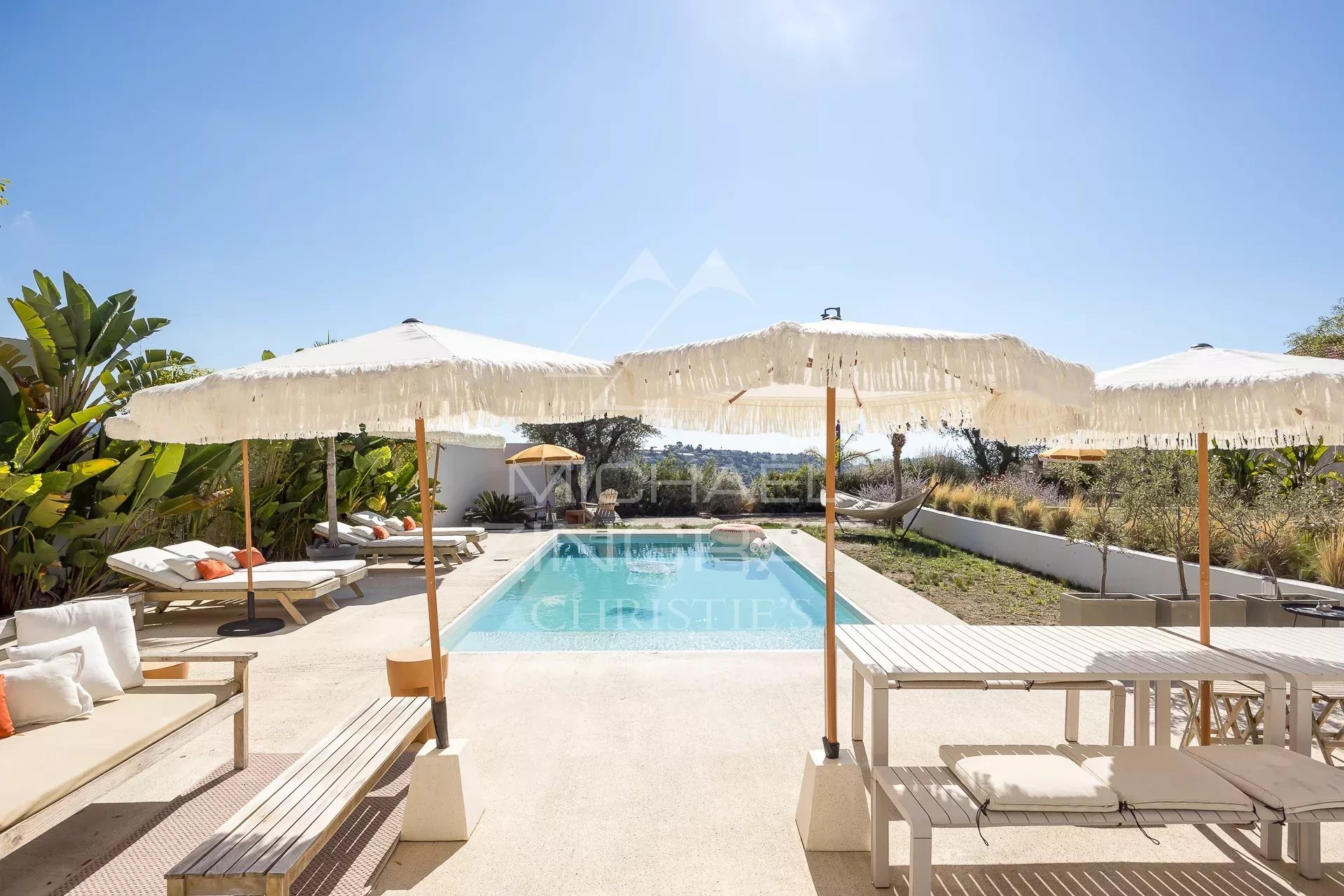 Villa rénovée avec piscine et parasols, vue dégagée sur la mer à Nice