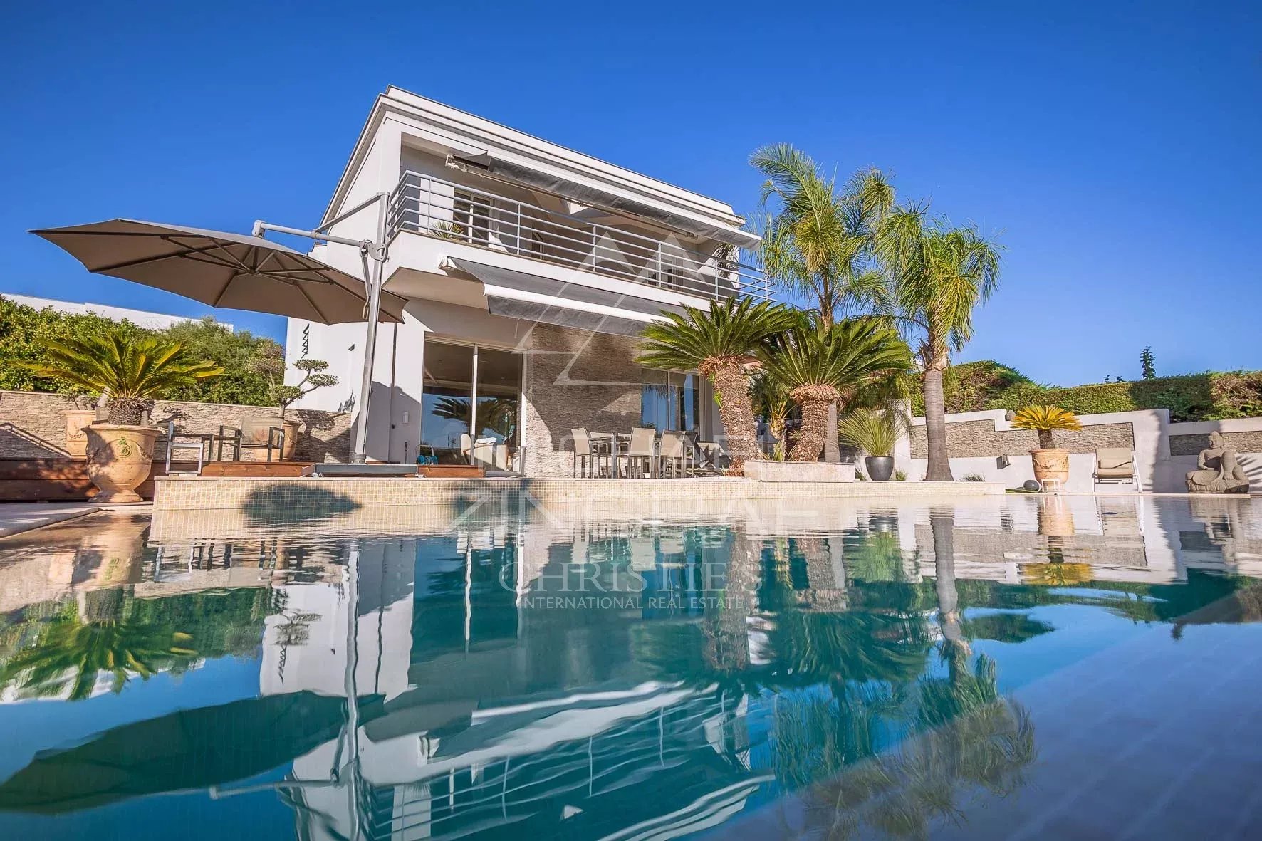 Villa moderne avec piscine et vue sur la mer à Nice, Fabron.