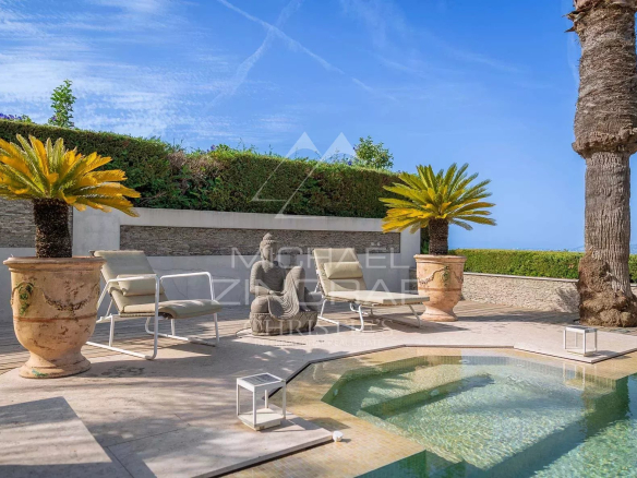 Terrasse avec piscine et palmiers, vue dégagée sur la mer à Nice, Fabron.