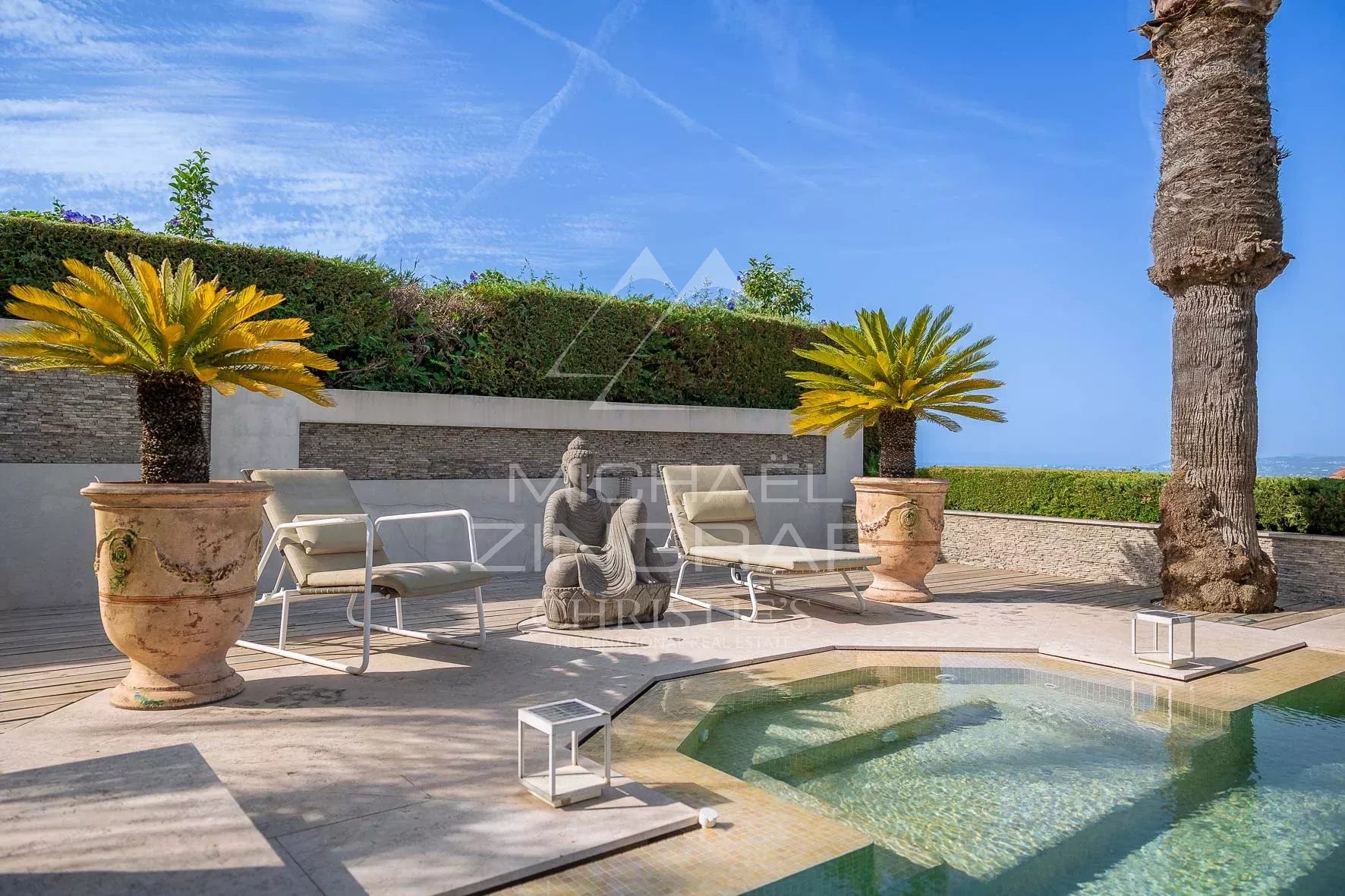 Terrasse avec piscine et palmiers, vue dégagée sur la mer à Nice, Fabron.