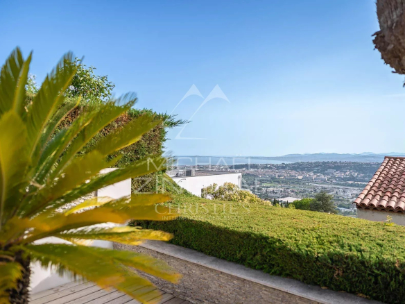 Vue dégagée sur la mer depuis une villa à Nice - Fabron, avec des plantes en avant-plan.