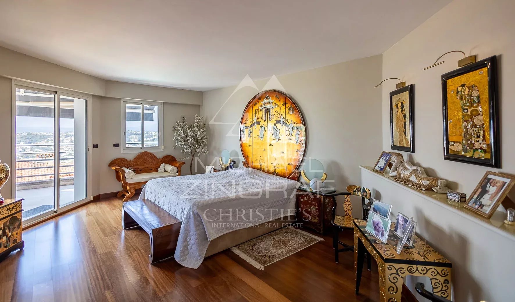 Chambre d'une villa à Nice avec vue sur la mer et décoration élégante.