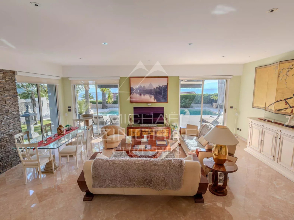 Intérieur d'une villa à Nice avec vue sur la mer, séjour lumineux et décoration moderne.