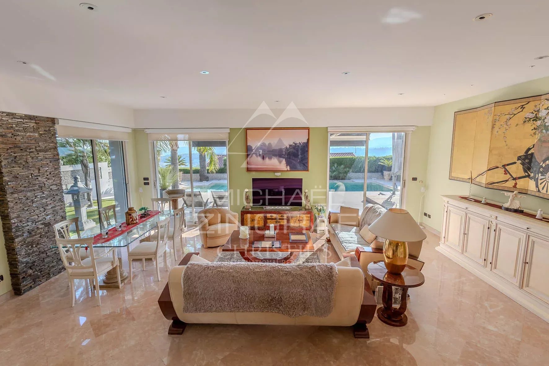 Intérieur d'une villa à Nice avec vue sur la mer, séjour lumineux et décoration moderne.