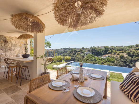 Terrace of a renovated property in Nice with views of the hills and the sea.