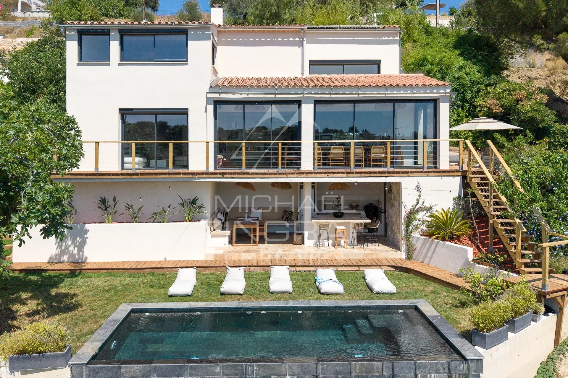 Renovated property with swimming pool in Nice Modern property with swimming pool and views of the hills in Nice, surrounded by greenery.