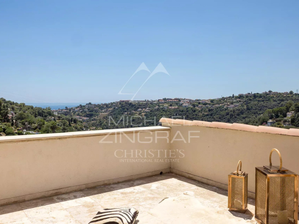 Terrace of a renovated property in Nice with views of the hills and the sea.