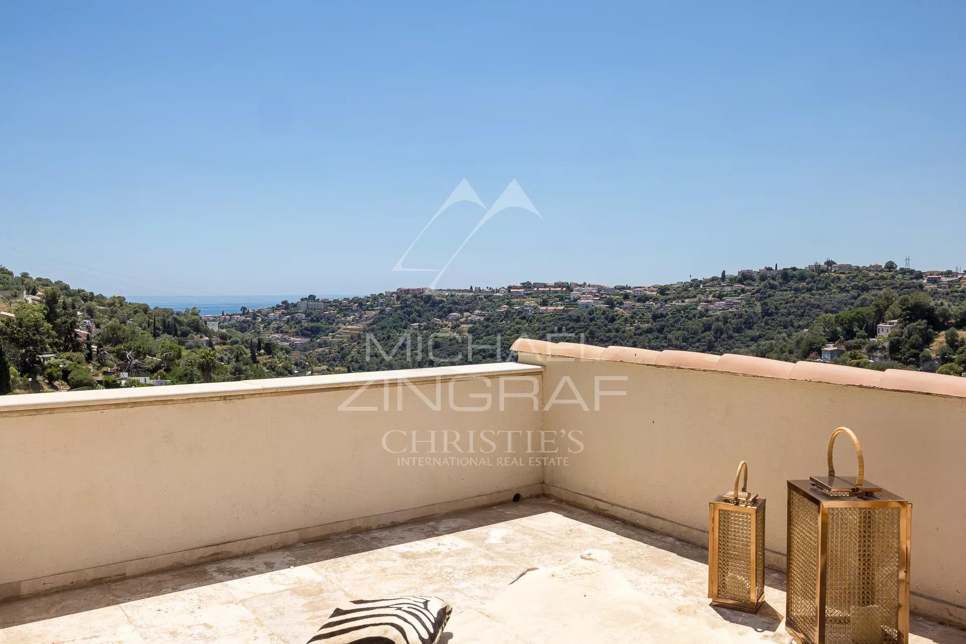 Property with a view in Nice Terrace of a renovated property in Nice with views of the hills and the sea.