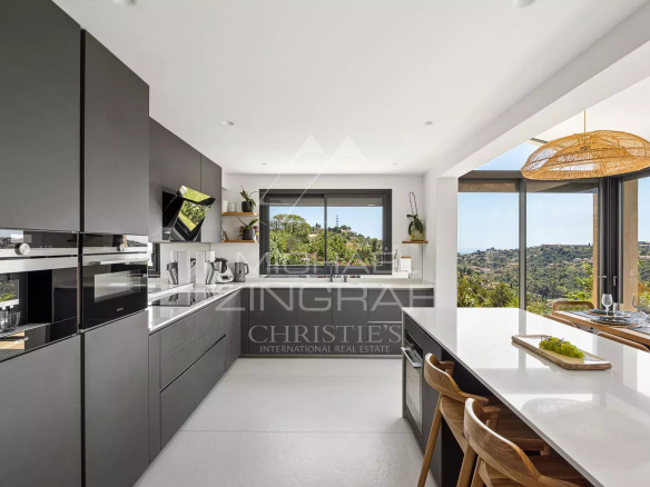 Modern kitchen with views of the hills and the sea in Nice