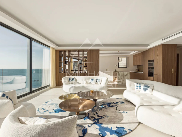 Intérieur moderne d'une villa à Nice avec vue sur la mer, mobilier contemporain et grandes baies vitrées.