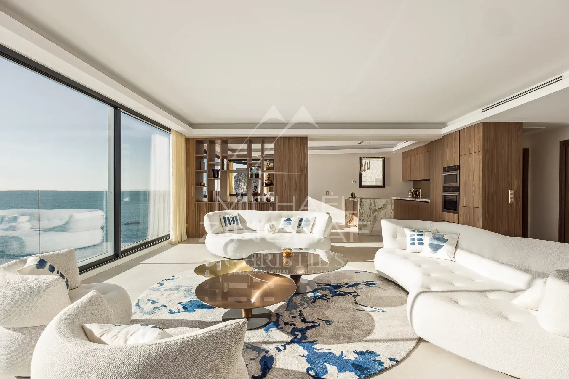 Intérieur d’une villa moderne à Nice Intérieur moderne d'une villa à Nice avec vue sur la mer, mobilier contemporain et grandes baies vitrées.