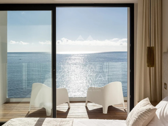Vue depuis une chambre avec balcon sur la mer à Nice, Cap de Nice.