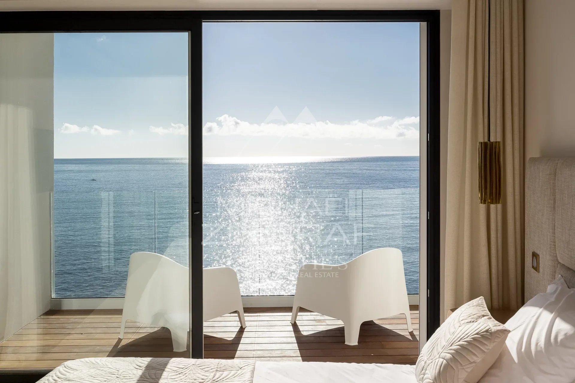 Vue sur la mer depuis une villa à Nice Vue depuis une chambre avec balcon sur la mer à Nice, Cap de Nice.