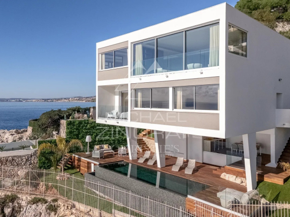 Villa moderne pieds dans l'eau au Cap de Nice avec vue sur la mer et accès direct à la plage.