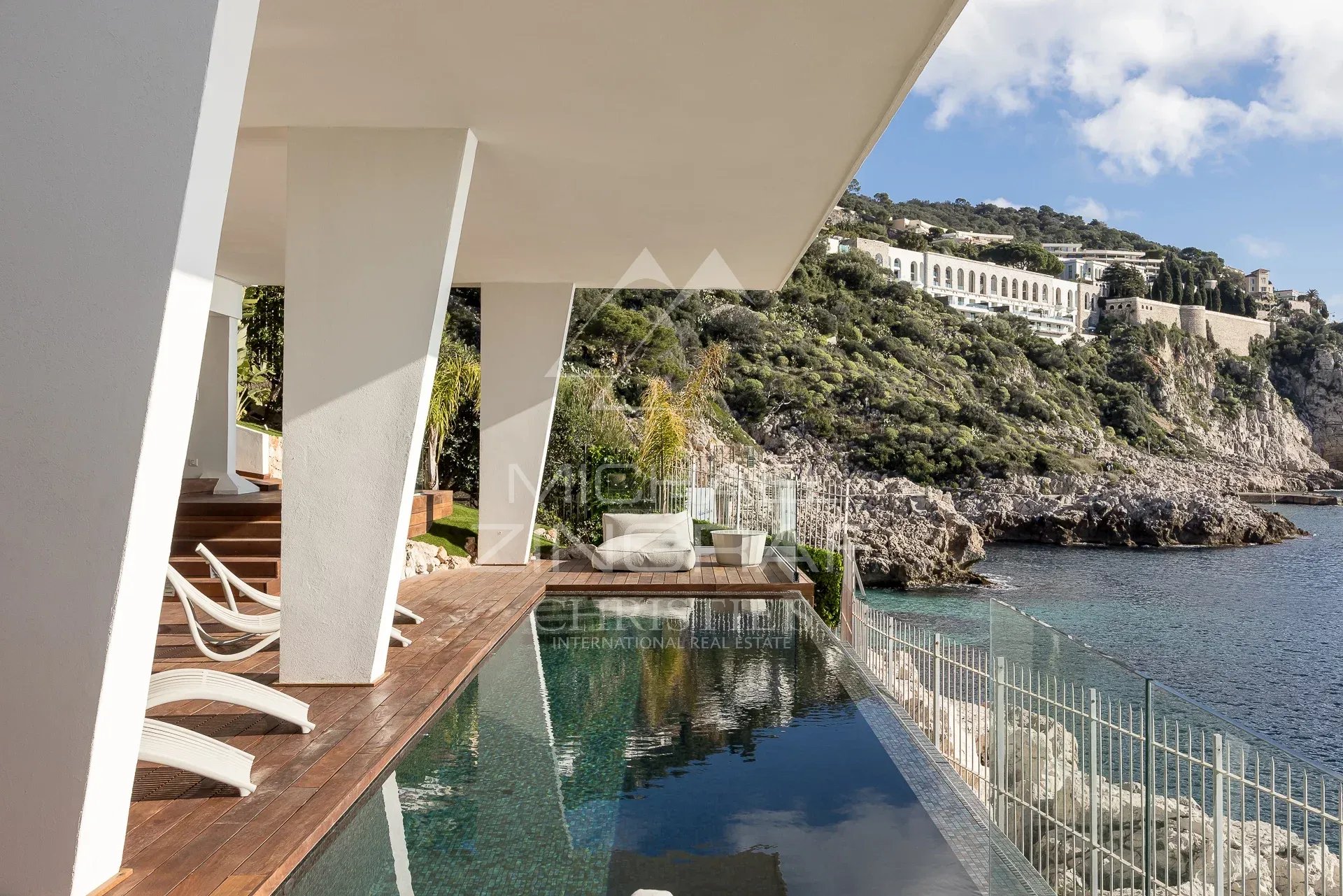 Propriété d’exception à Nice Villa moderne en bord de mer avec piscine à Nice, vue sur la colline et la mer.