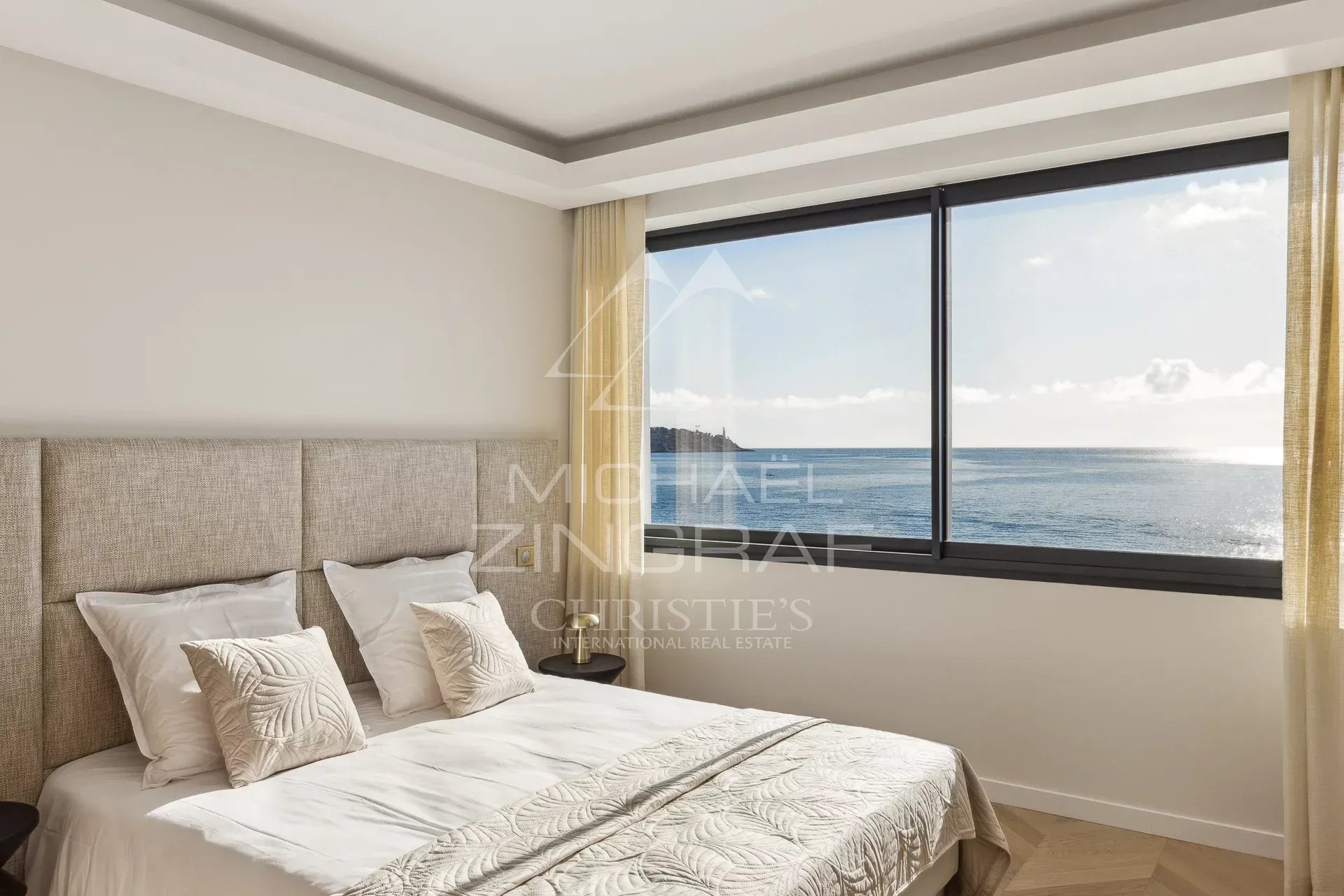 Chambre avec vue mer à Nice Chambre avec vue sur la mer à Nice, Cap de Nice, avec un lit et de grandes fenêtres.
