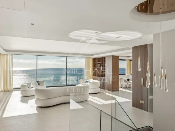 Intérieur moderne d'une villa avec vue sur la mer à Nice, Cap de Nice.