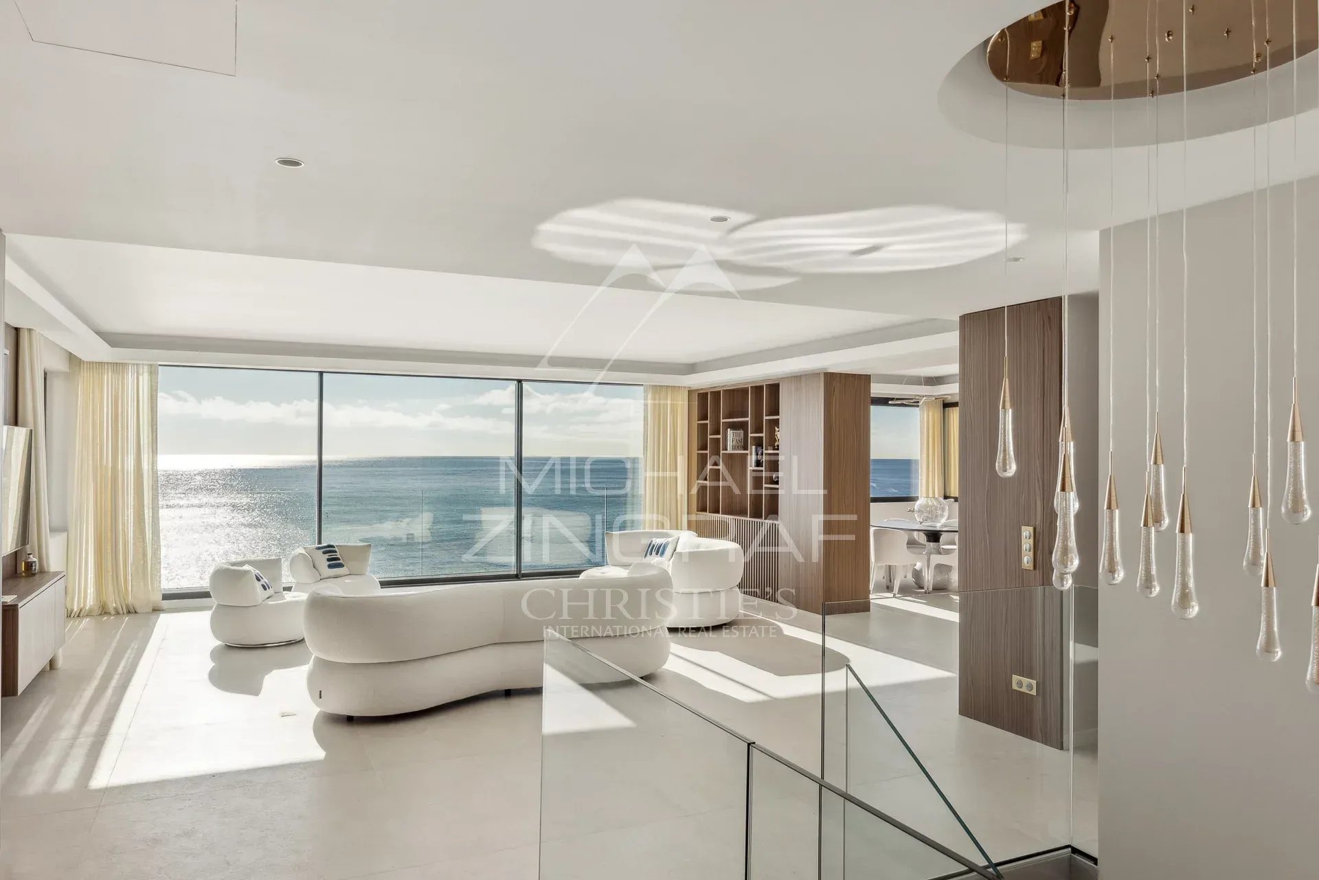 Villa moderne à Cap de Nice Intérieur moderne d'une villa avec vue sur la mer à Nice, Cap de Nice.