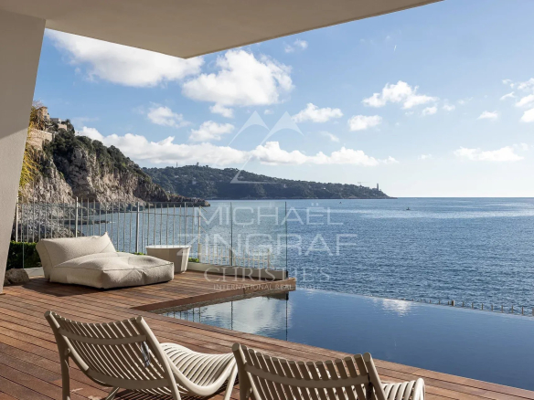 Vue sur la mer depuis une villa moderne avec piscine à Nice, Cap de Nice.