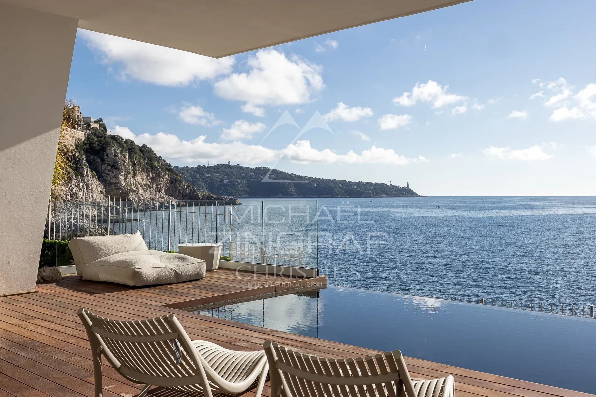 Propriété moderne à Nice, Cap de Nice Vue sur la mer depuis une villa moderne avec piscine à Nice, Cap de Nice.
