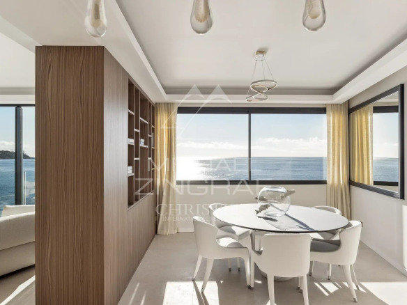 Intérieur moderne d'une villa avec vue sur la mer à Nice, salle à manger lumineuse.