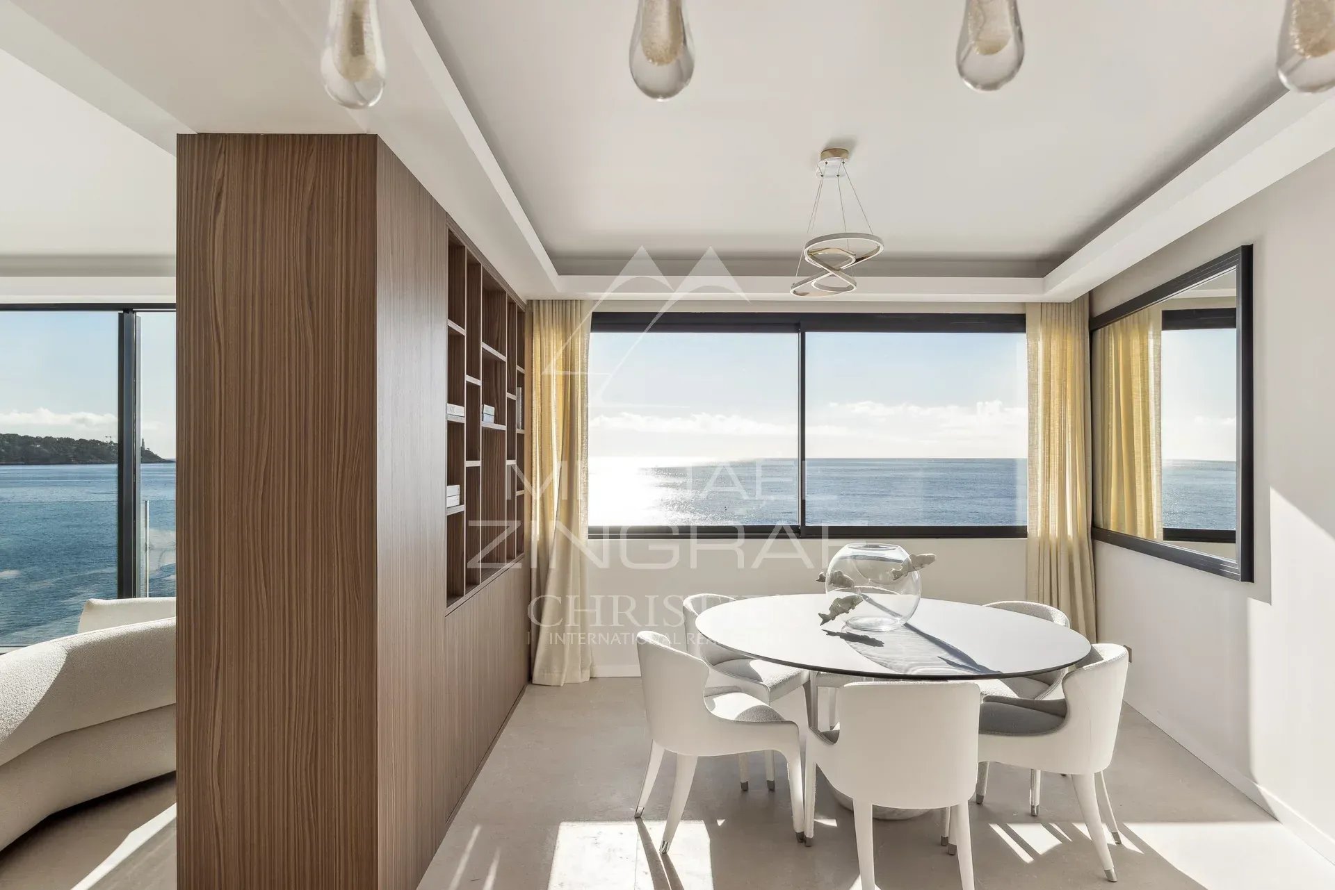 Intérieur de villa à Nice Intérieur moderne d'une villa avec vue sur la mer à Nice, salle à manger lumineuse.